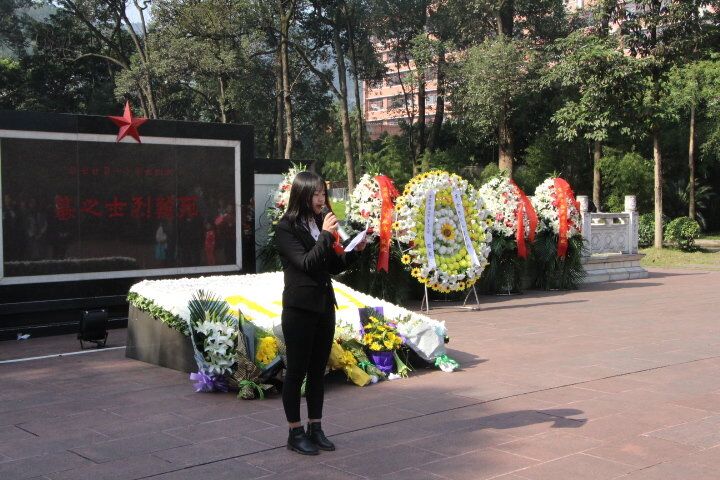 缅怀先烈英姿 传颂红岩精神 M88