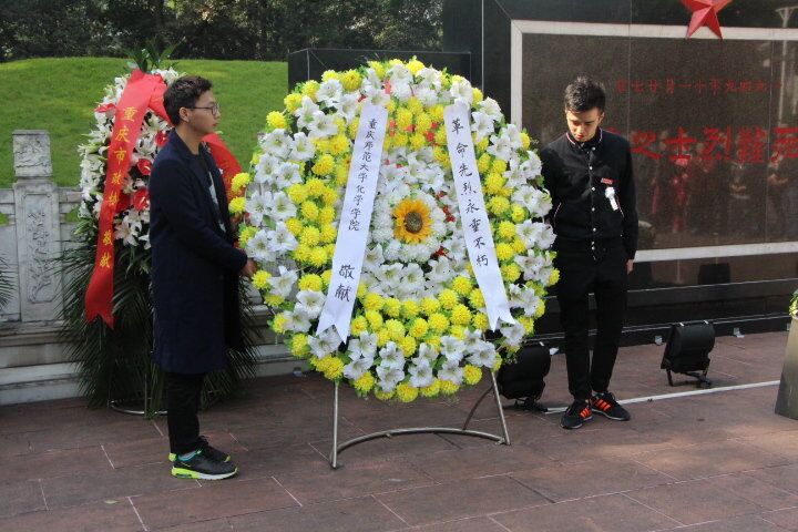 缅怀先烈英姿 传颂红岩精神 M88