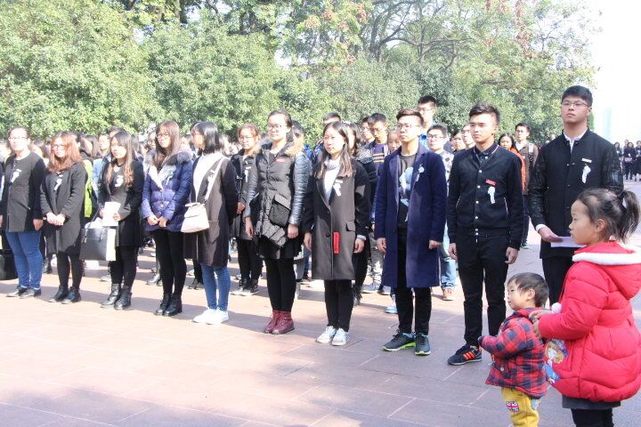 缅怀先烈英姿 传颂红岩精神 M88