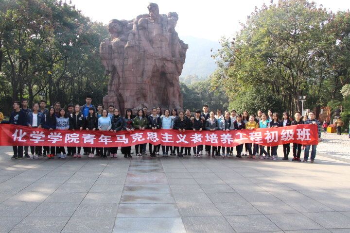 缅怀先烈英姿 传颂红岩精神 M88