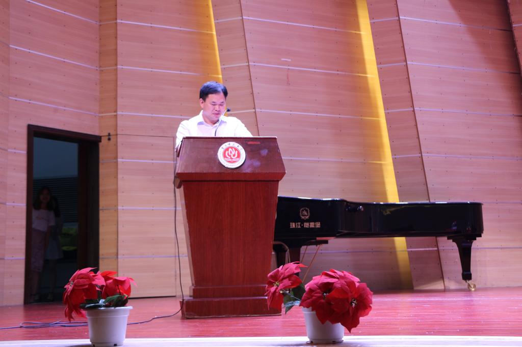 教师代表何代平教授发言 M88