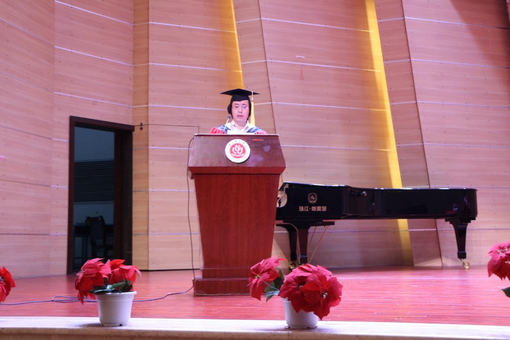 化学学院党总支书记胡先成教授宣读授位决定 M88