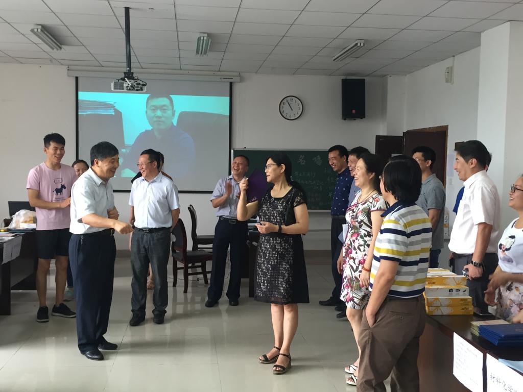 周泽扬校长一行视察化学学院毕业派遣工作 M88