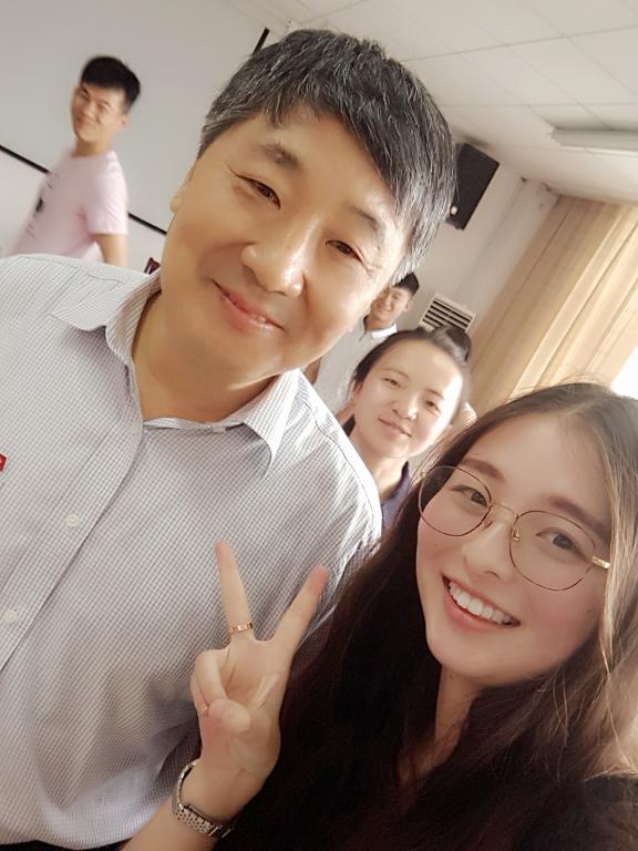 化学学院2017届毕业生与校长合影 M88