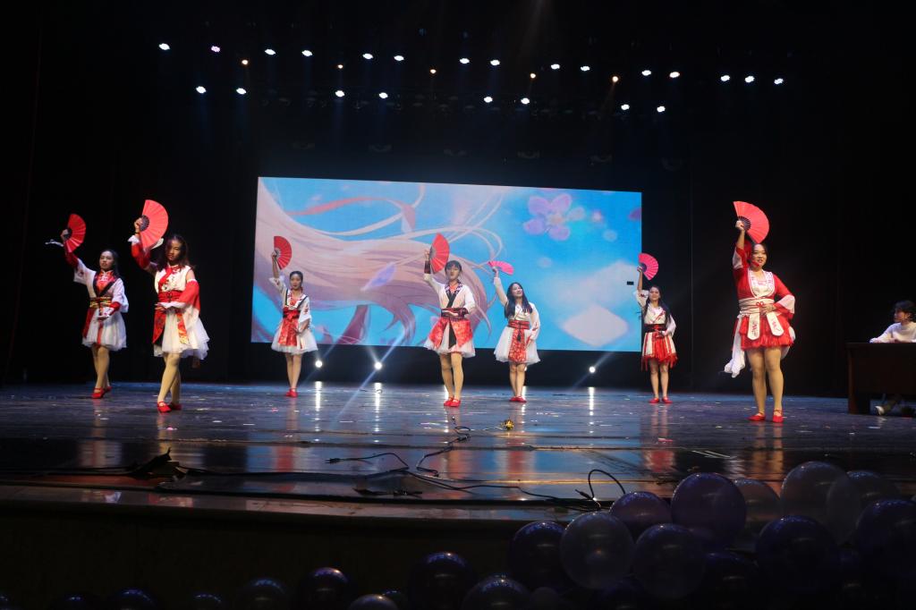 化学学院举行2018级迎新晚会 M88